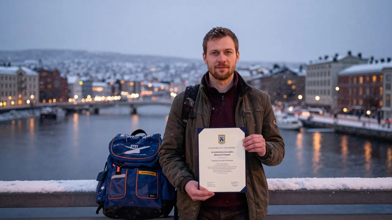 Мужчина с дипломом из Финляндии на мосту в Осло, после смены профессии от механика до менеджера.